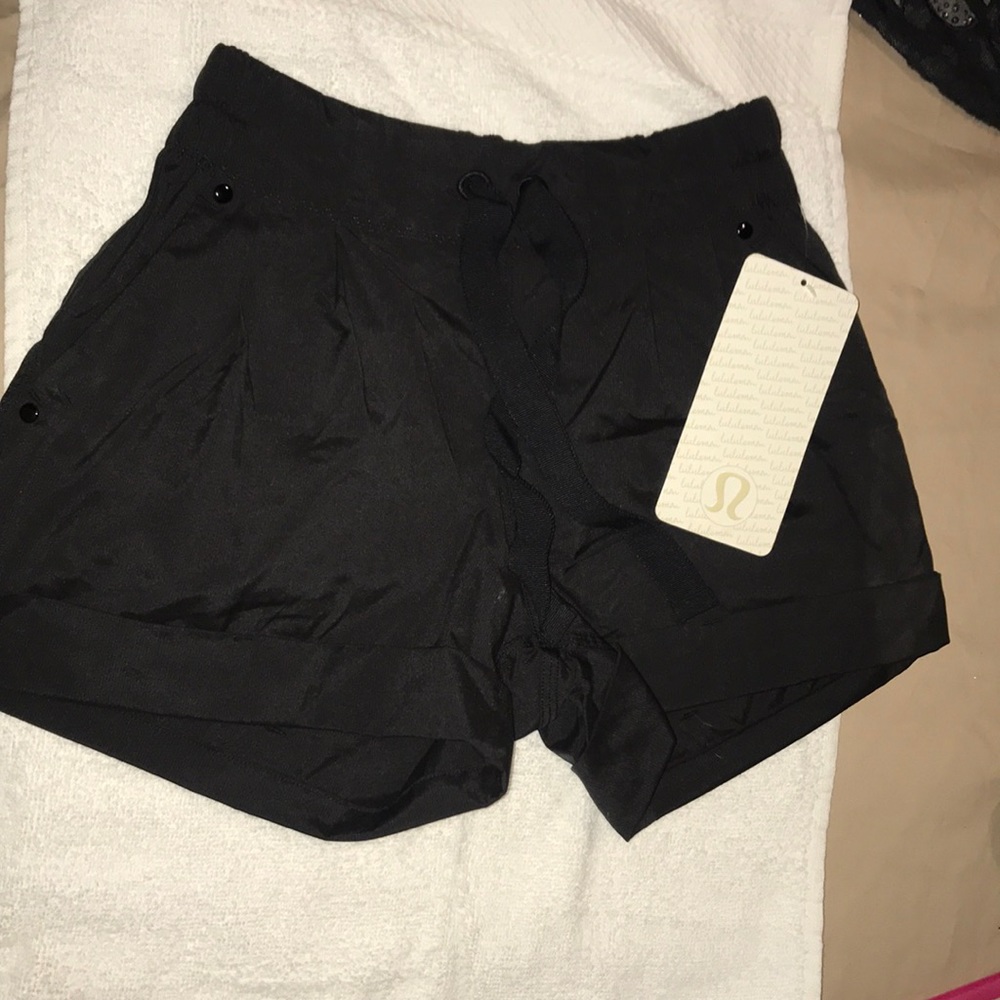 Brand new lulu lemon gym short, size 2
